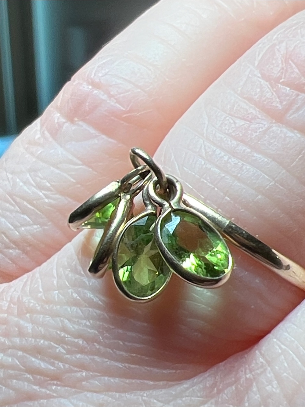 Vintage 10k Solid Yellow Gold Green Peridot Gemstone Dangle Charm Ring